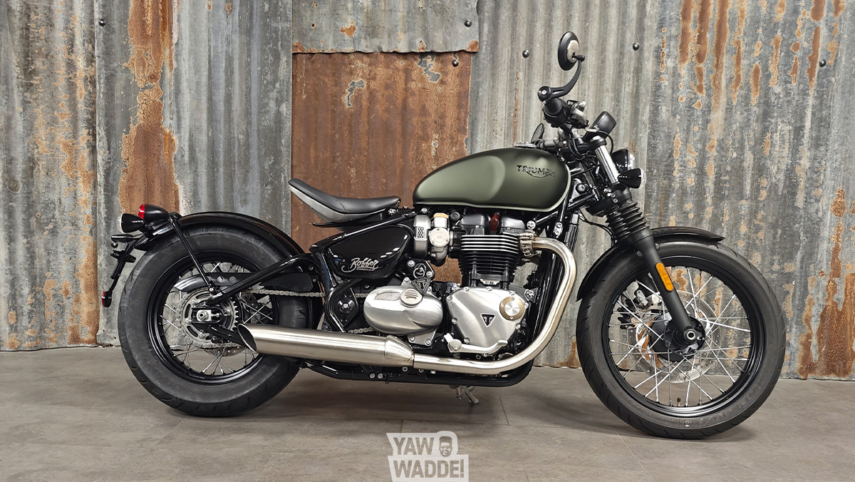 Triumph Bonneville Bobber: Matt Khaki
