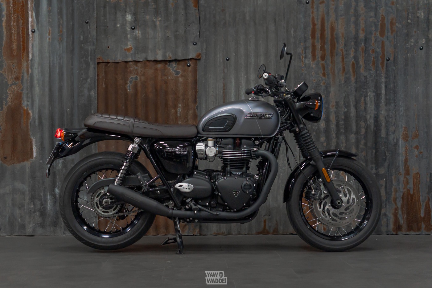 Triumph Bonneville T120 Black: Graphite/ Matt Graphite
