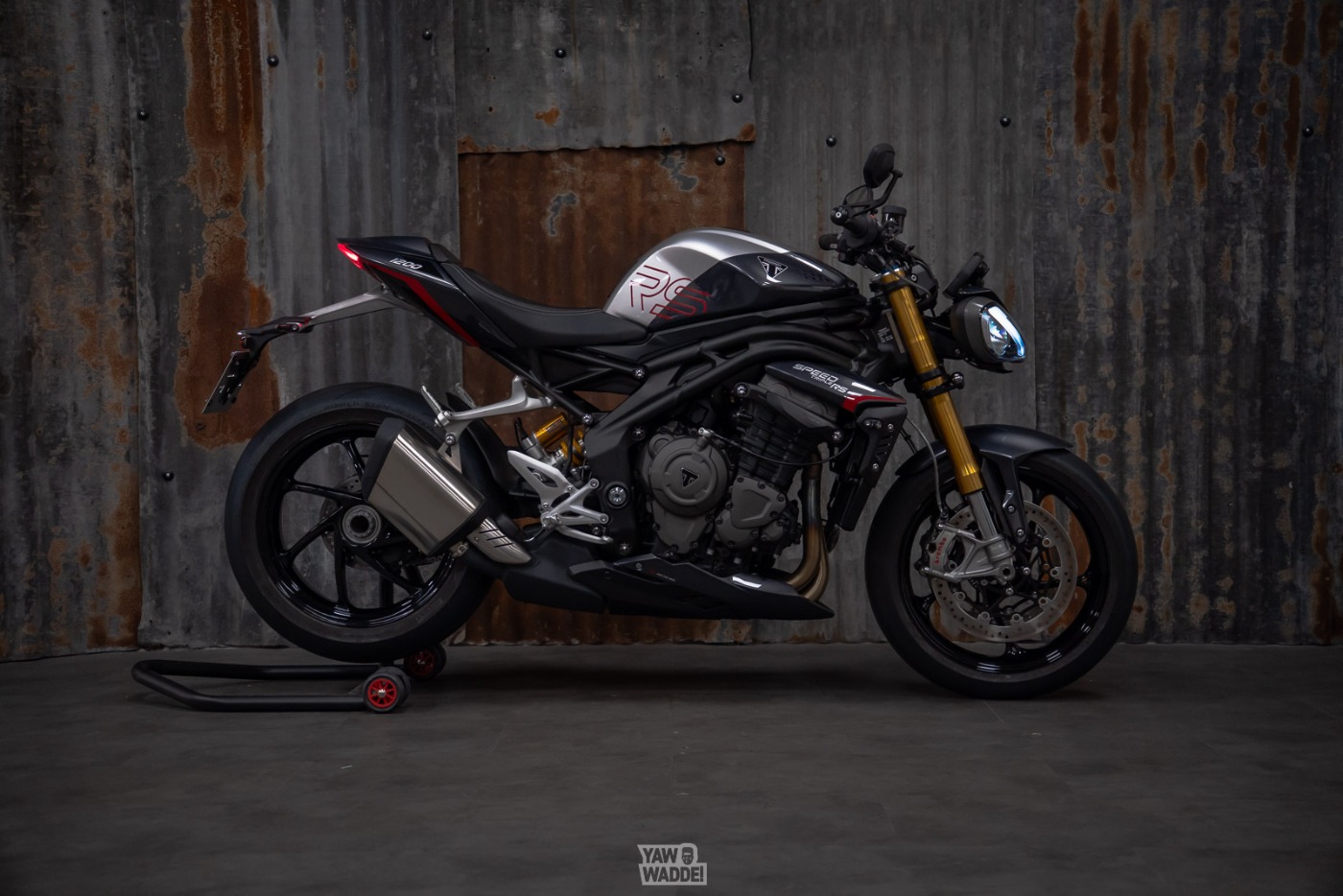 Triumph Speed Triple 1200 RS: Graphite/ Diablo Red