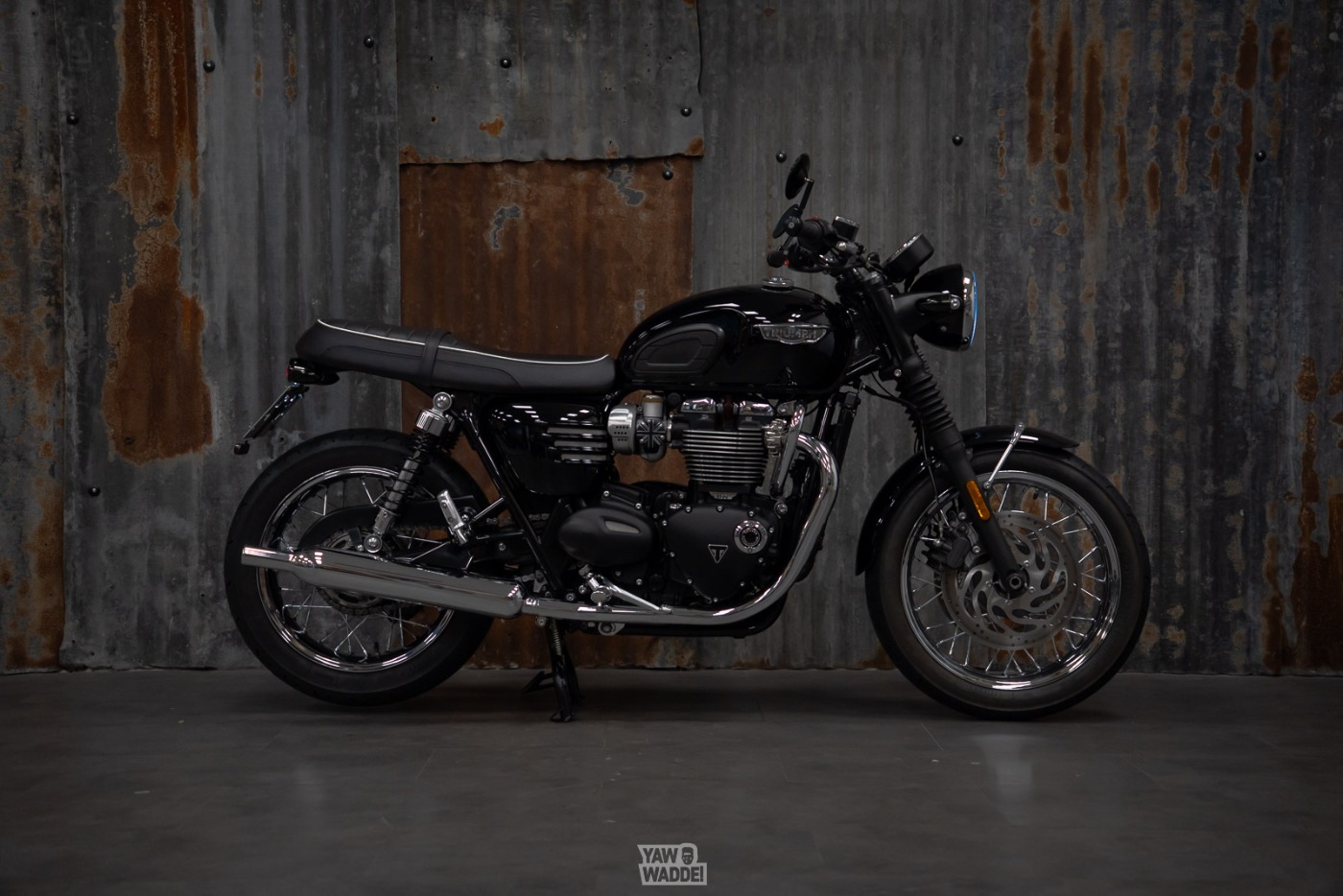 Triumph Bonneville T120: Jet Black Custom